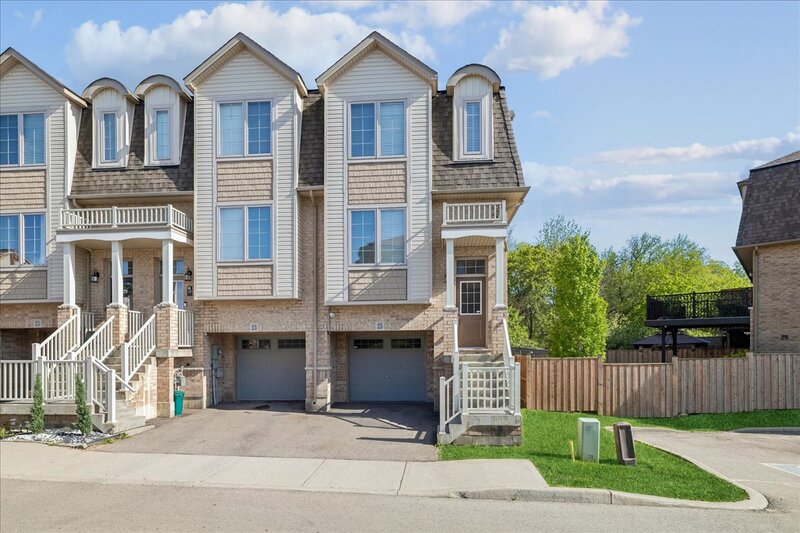 BEAUTIFUL CONDO IN THE HEART OF GRIMSBY-ON-THE-LAKE!